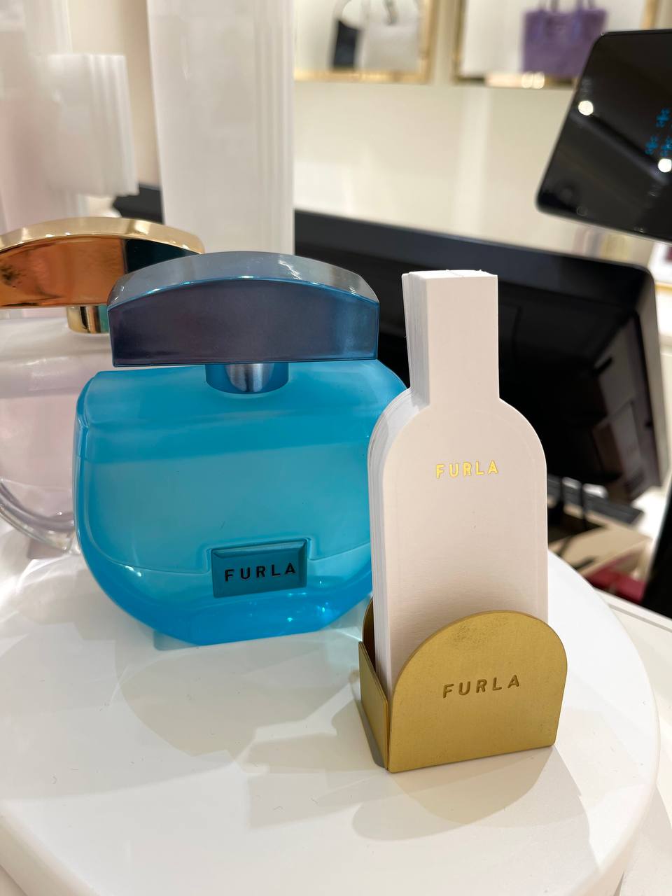 Поздравляю дорогих читателей с новым сезоном💛
и на примере furla напоминаю о том, что креатив — это про детали.
бренд просто поменял форму тестера, вроде бы мелочь, но взгляд-то цепляет! | Сетка — социальная сеть от hh.ru