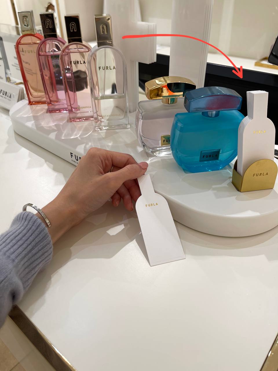 Поздравляю дорогих читателей с новым сезоном💛
и на примере furla напоминаю о том, что креатив — это про детали.
бренд просто поменял форму тестера, вроде бы мелочь, но взгляд-то цепляет! | Сетка — социальная сеть от hh.ru