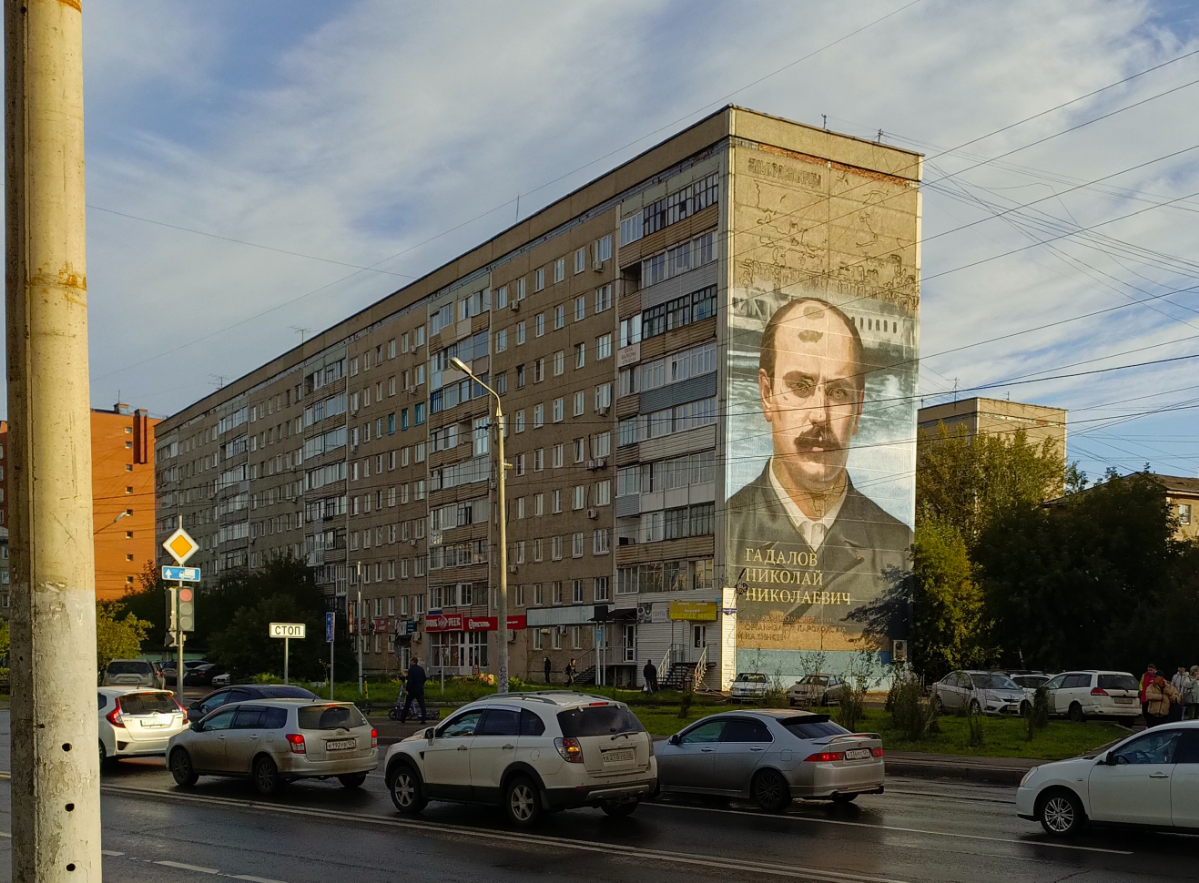 Покойники на стенах домов... Кому это надо? Кто додумался превращать города в подобие кладбищь с портретами умерших горожан?
Я считаю это полным дном | Сетка — социальная сеть от hh.ru