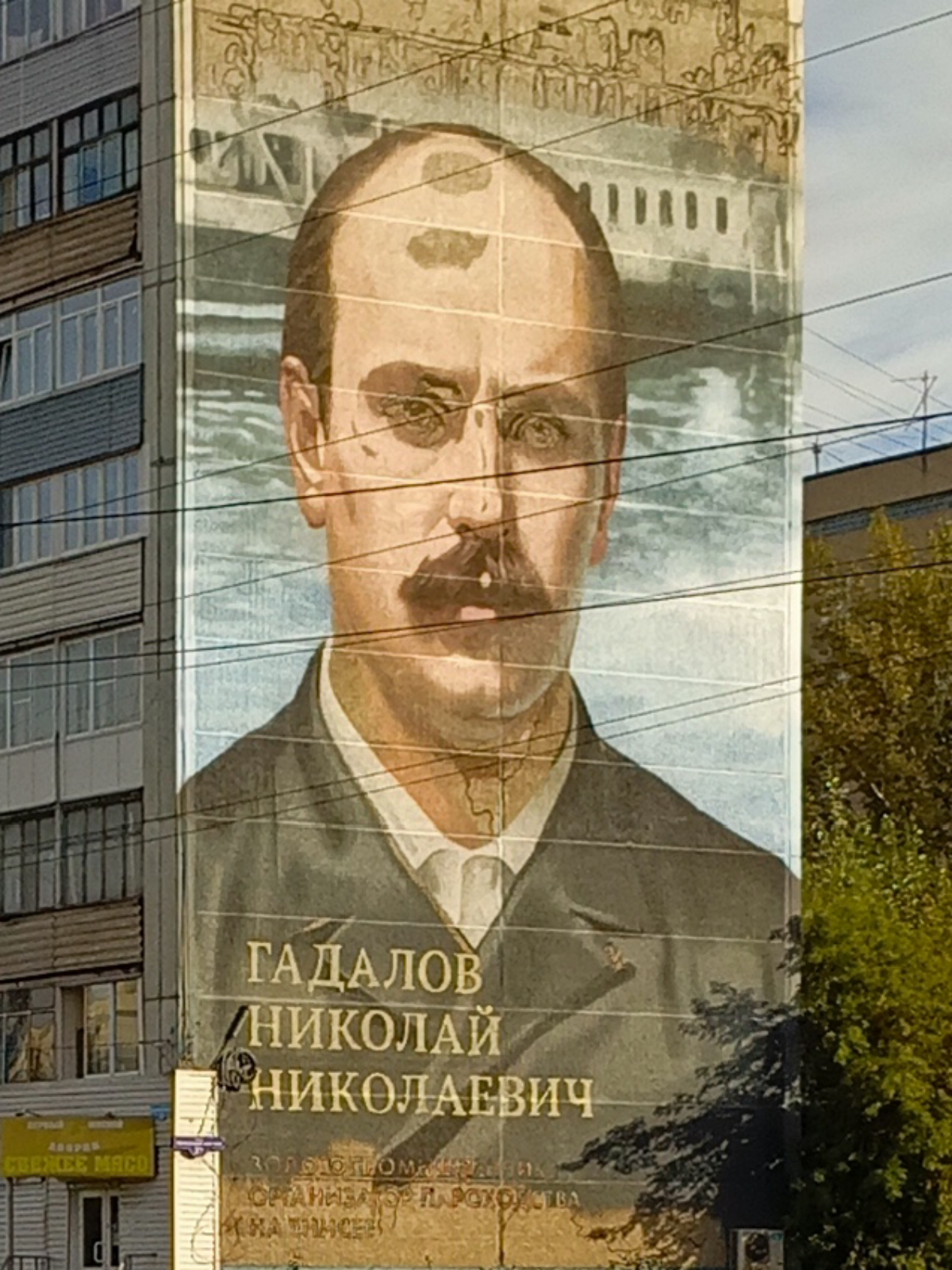 Покойники на стенах домов... Кому это надо? Кто додумался превращать города в подобие кладбищь с портретами умерших горожан?
Я считаю это полным дном | Сетка — социальная сеть от hh.ru
