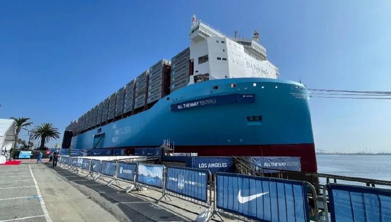 Maersk и Nike представили контейнеровоз на биотопливе
Это одно из первых экологически чистых судов, работающих на метаноле вместо традиционного топлива, его запустили в порту Лос-Анджелеса | Сетка — социальная сеть от hh.ru
