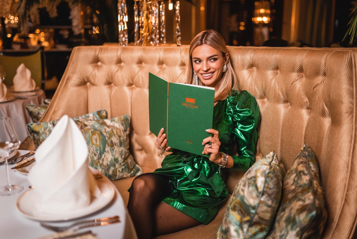 Маленькие приключения маленького зелёного платья. 
А какой цвет в тренде этой осенью?) 👇 | Сетка — социальная сеть от hh.ru