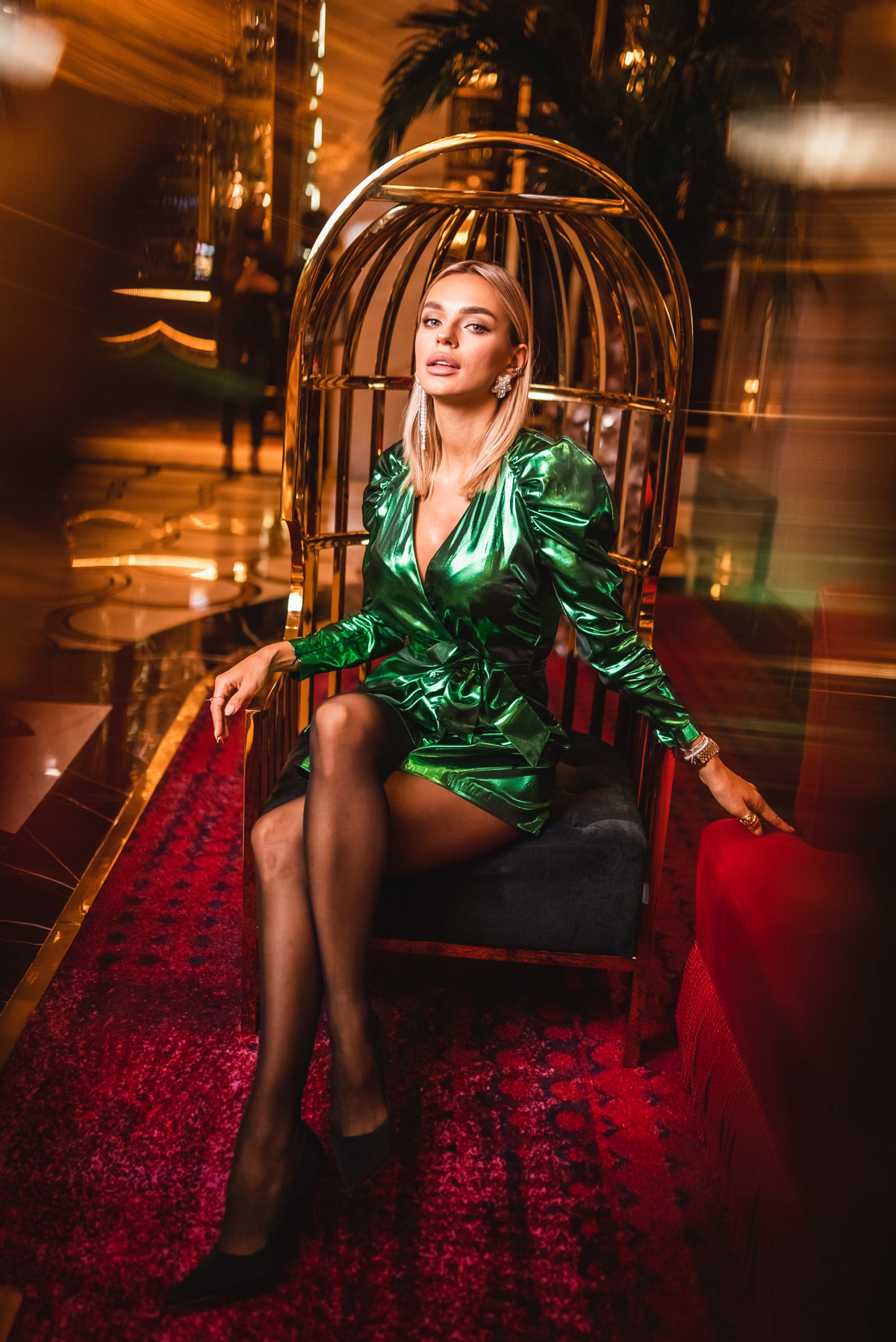 Маленькие приключения маленького зелёного платья. 
А какой цвет в тренде этой осенью?) 👇 | Сетка — социальная сеть от hh.ru