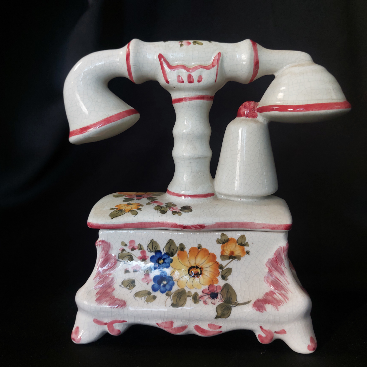 Винтаж, настроение, тайна ...
Телефон- шкатулка. 
Не вижу повода, не улыбнуться. 
Предметы для декора,
А хороший  декор для Настроения.
Ручная роспись. 
Размеры 10 х 20, высота 21 см.
Цена 3 800 ₽ | Сетка — социальная сеть от hh.ru