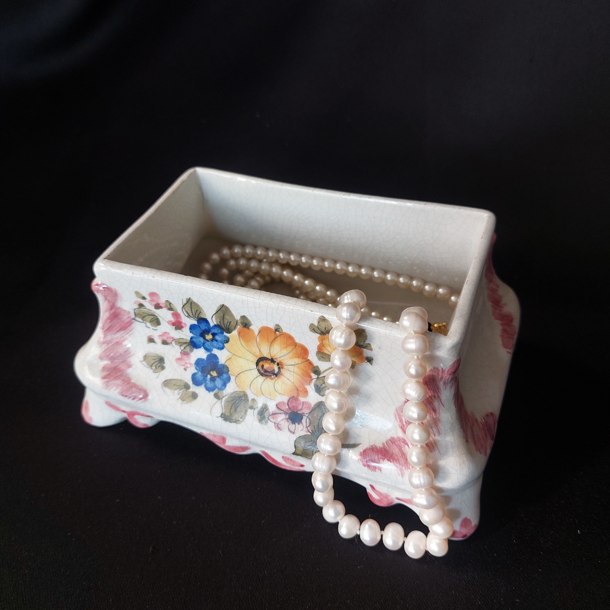 Винтаж, настроение, тайна ...
Телефон- шкатулка. 
Не вижу повода, не улыбнуться. 
Предметы для декора,
А хороший  декор для Настроения.
Ручная роспись. 
Размеры 10 х 20, высота 21 см.
Цена 3 800 ₽ | Сетка — социальная сеть от hh.ru