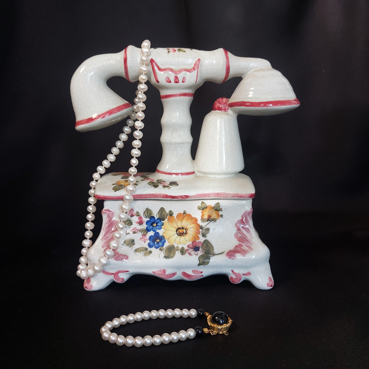 Винтаж, настроение, тайна ...
Телефон- шкатулка. 
Не вижу повода, не улыбнуться. 
Предметы для декора,
А хороший  декор для Настроения.
Ручная роспись. 
Размеры 10 х 20, высота 21 см.
Цена 3 800 ₽ | Сетка — социальная сеть от hh.ru