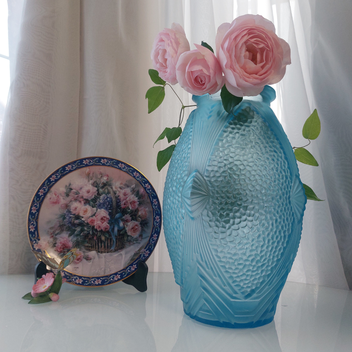 Голубая "шишка"
Или ракушка. 
А у вас какие ассоциации???
Высота 29 см.
20-30е. Франция 
Стоимость 17 800 ₽
У конкурентов- аналоги до 100 " т.руб | Сетка — социальная сеть от hh.ru