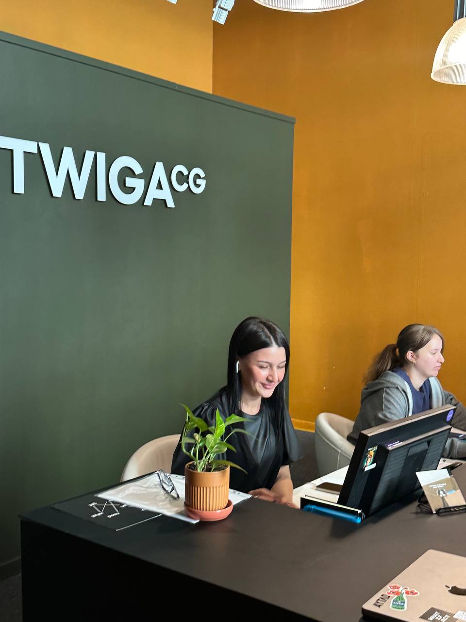 Если вы никогда не были в креативных пространствах коммуникационного агентства, то вот вам мой скромный сегодняшний фото пробег для понимания. Не все могут в нем жить. А еще и творить | Сетка — социальная сеть от hh.ru