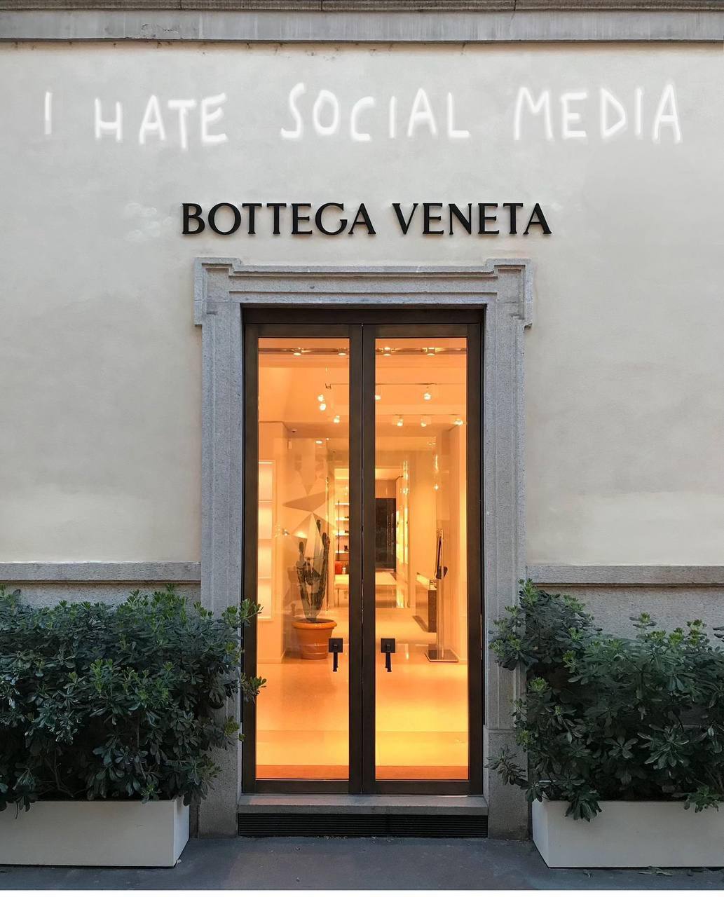 Вандализм или искусство
Искусство часто переходит все границы, и в данном случае на этой границе стоит Пьетро Терцини — стрит-арт художник | Сетка — социальная сеть от hh.ru