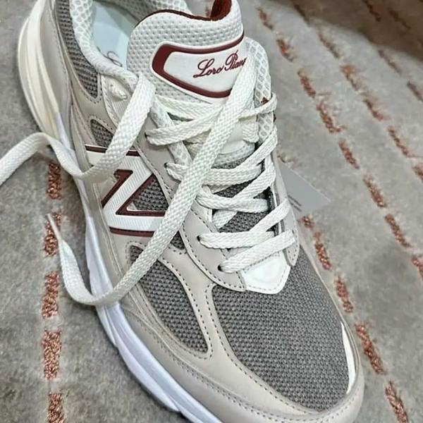 #Артем Спортивный люкс.
Фешн-бренд Loro Piana замутил коллабу с New Balance – брендом спортивной обуви и одежды. Осенью выйдет ограниченная коллекция: 1000 пар по 1000$ | Сетка — социальная сеть от hh.ru