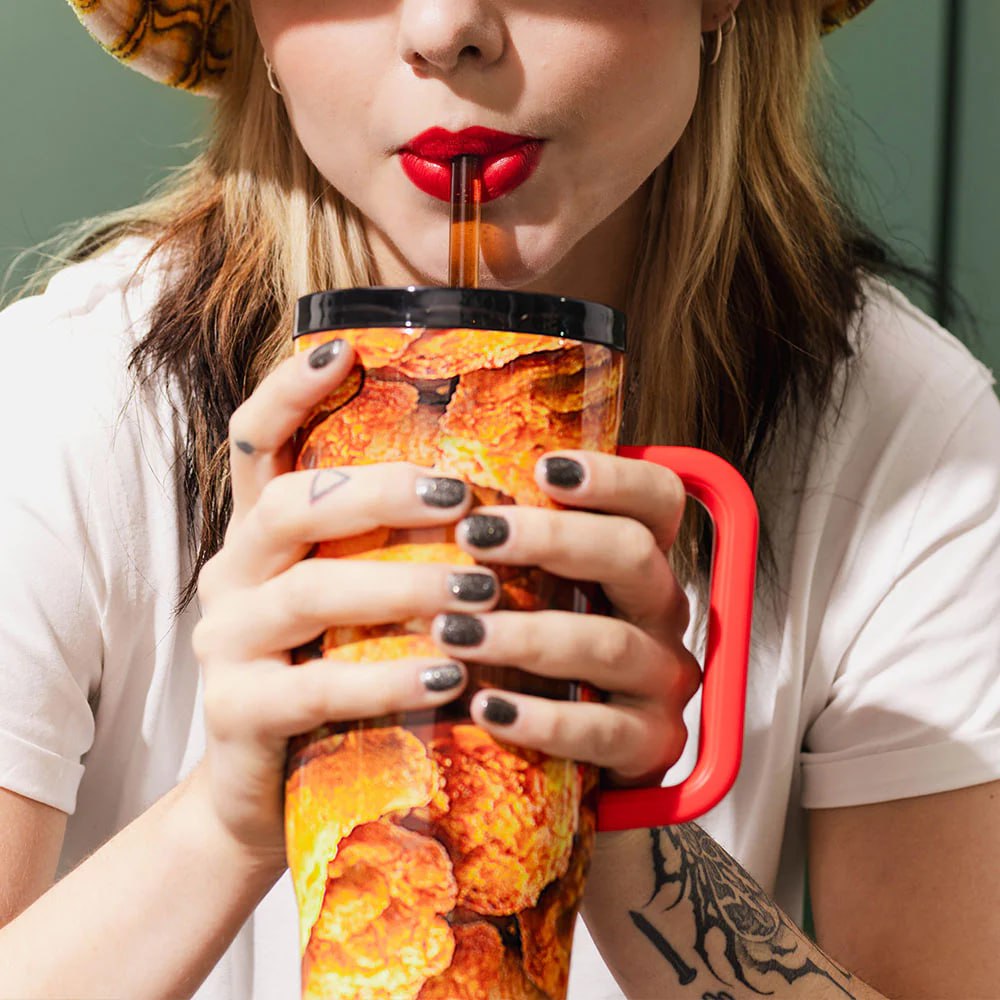 KFC выпустил стаканы и термосы с принтом жареной курицы! Кажется, такое зайдет только ярым фанатам баскетов или коллекционерам. Кстати, цена таких стаканов составляет почти 50 долларов | Сетка — социальная сеть от hh.ru