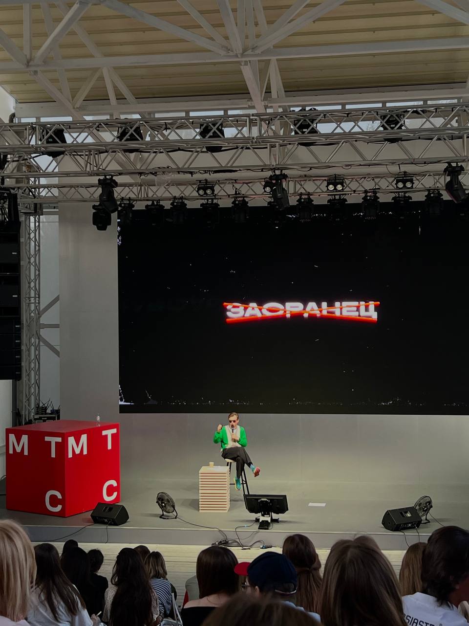 Если пары, то только такие
Определили как отличить хорошую рекламу от очередного втюхивания ненужных вещей, а также почему важно быть правильным засранцем на позиции креатора 💅🏼 | Сетка — социальная сеть от hh.ru