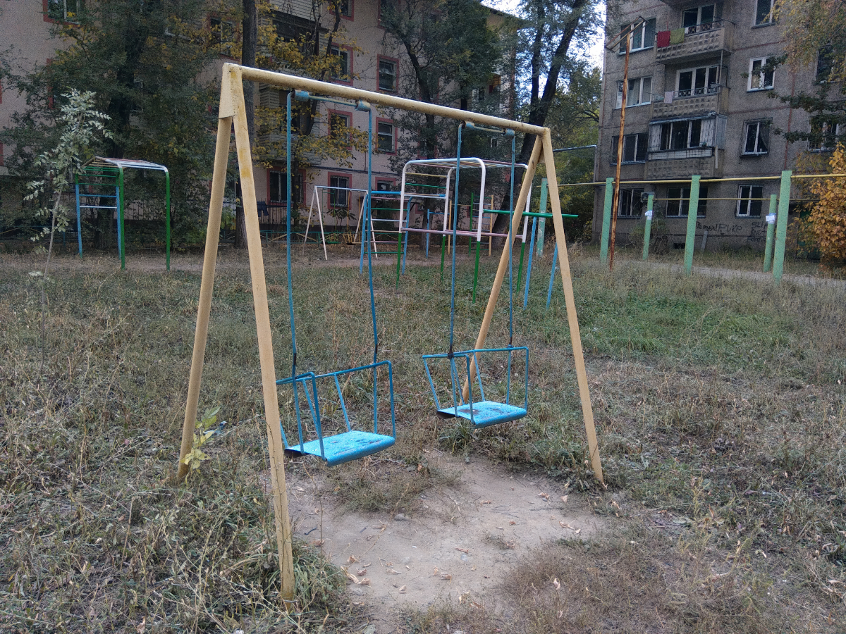 Старые качели в упомянутом дворике. Осень. 2018.09.20 | Сетка — социальная сеть от hh.ru