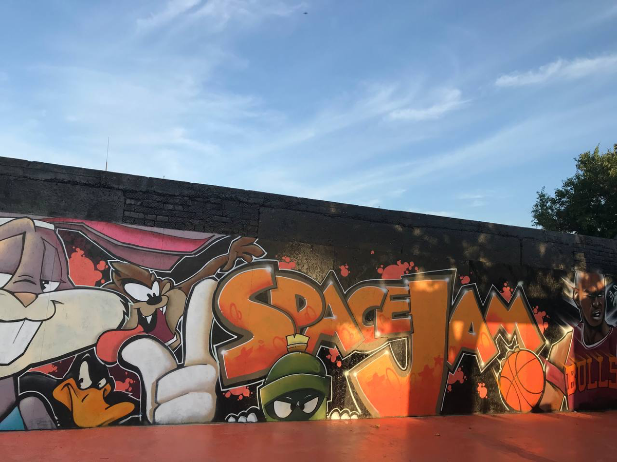 Расписал граффити на уличной баскетбольной площадке, по мотивам фильма “SPACE JAM”
#graffiti #art #streetart | Сетка — социальная сеть от hh.ru