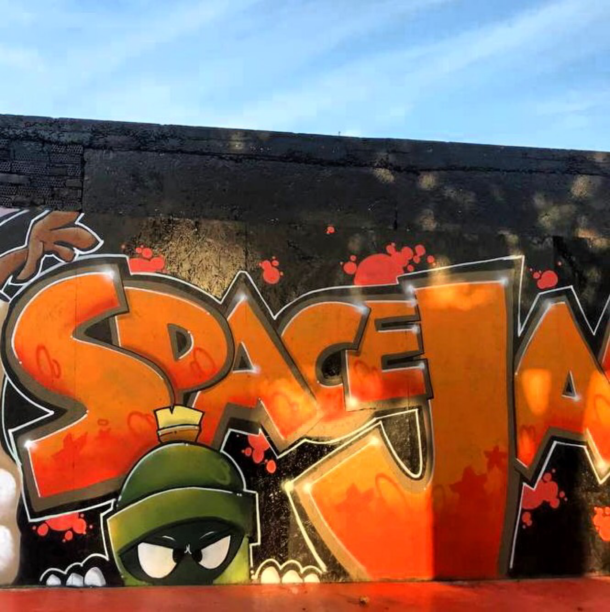 Расписал граффити на уличной баскетбольной площадке, по мотивам фильма “SPACE JAM”
#graffiti #art #streetart | Сетка — социальная сеть от hh.ru