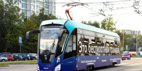 В Москве первые пассажиры проехали на беспилотном трамвае, это только начало.
🔵Трамвай который пока еще контролировался водителем за рулем, проехал с пассажирами по маршруту №10 | Сетка — социальная сеть от hh.ru