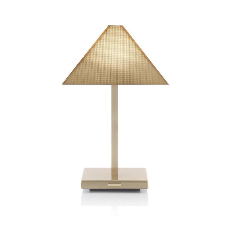 Пожалуй, единственная лампа, созданная дизайнером моды, - Logo lamp Джорджо Армани. Он придумал ее еще в 1982 году как напольную, позднее появился настольный вариант. Стоит неприлично дорого. | Сетка — социальная сеть от hh.ru