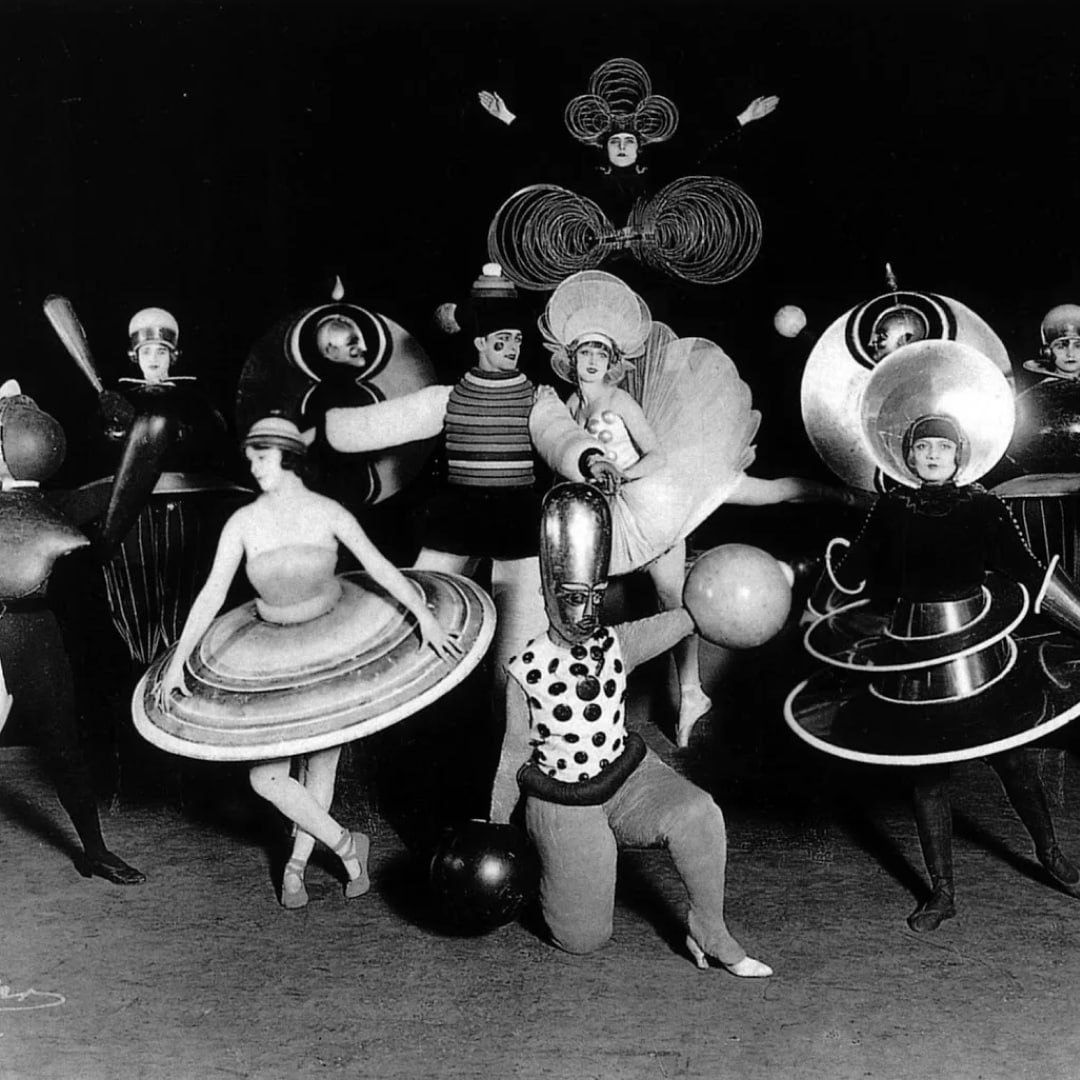 Фильм «Баухаус. Лицо ХХ века»
В 1919 году в Германии была основана «Баухаус» — высшая школа строительства и художественного конструирования | Сетка — социальная сеть от hh.ru