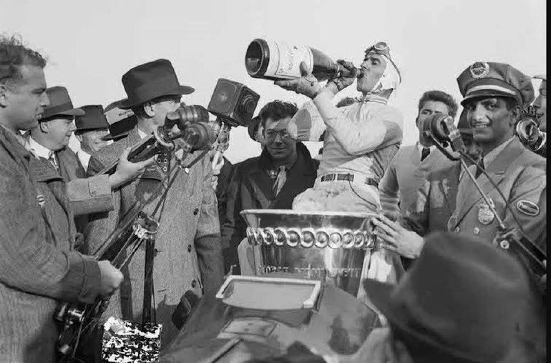 Игристое настроение 
Пятница — идеальный день, чтобы поделиться не такими очевидными фактами о гонках Ф1 и шампанском.
Начну с того, что пилоты Ф1 обливаются шампанским, следуя давней традиции | Сетка — социальная сеть от hh.ru