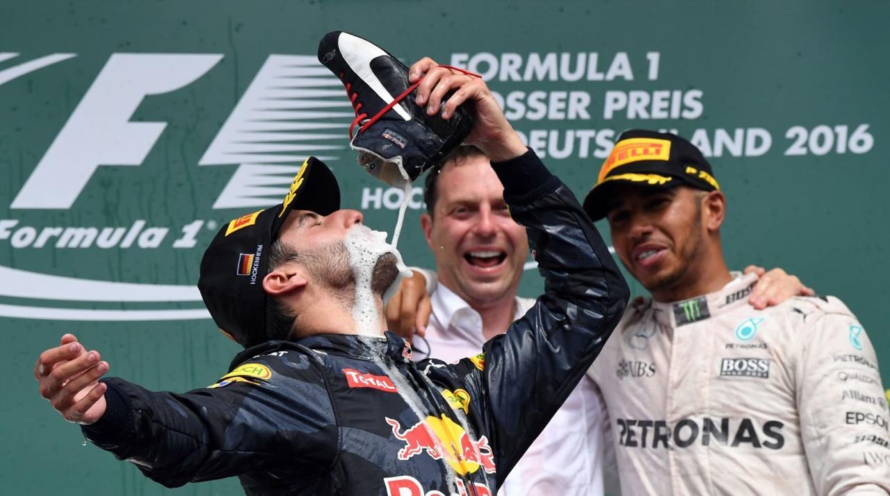 Игристое настроение 
Пятница — идеальный день, чтобы поделиться не такими очевидными фактами о гонках Ф1 и шампанском.
Начну с того, что пилоты Ф1 обливаются шампанским, следуя давней традиции | Сетка — социальная сеть от hh.ru