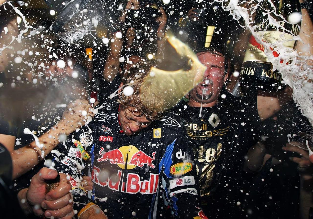 Игристое настроение 
Пятница — идеальный день, чтобы поделиться не такими очевидными фактами о гонках Ф1 и шампанском.
Начну с того, что пилоты Ф1 обливаются шампанским, следуя давней традиции | Сетка — социальная сеть от hh.ru