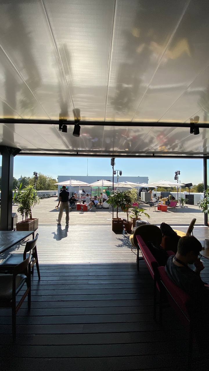 Коворкинг #OpenSpace от #Яндекс
Традиционные наклеечкиии 🤩 | Сетка — социальная сеть от hh.ru