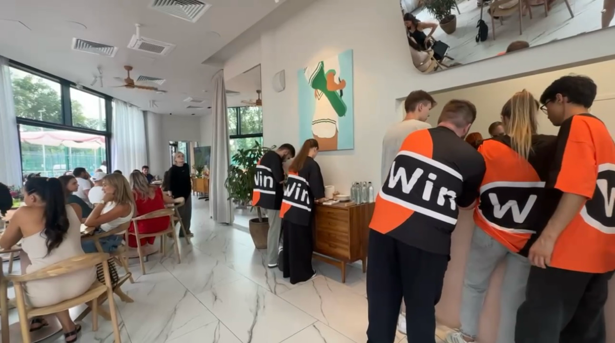 Так выглядят официанты в ресторане La Raquette bistro в Лужниках 🤡
Пишут, что рядом с рестораном теннисный корт и можно делать ставки на игры, а официанты предлагают перейти по их реферальной ссылке н... | Сетка — социальная сеть от hh.ru