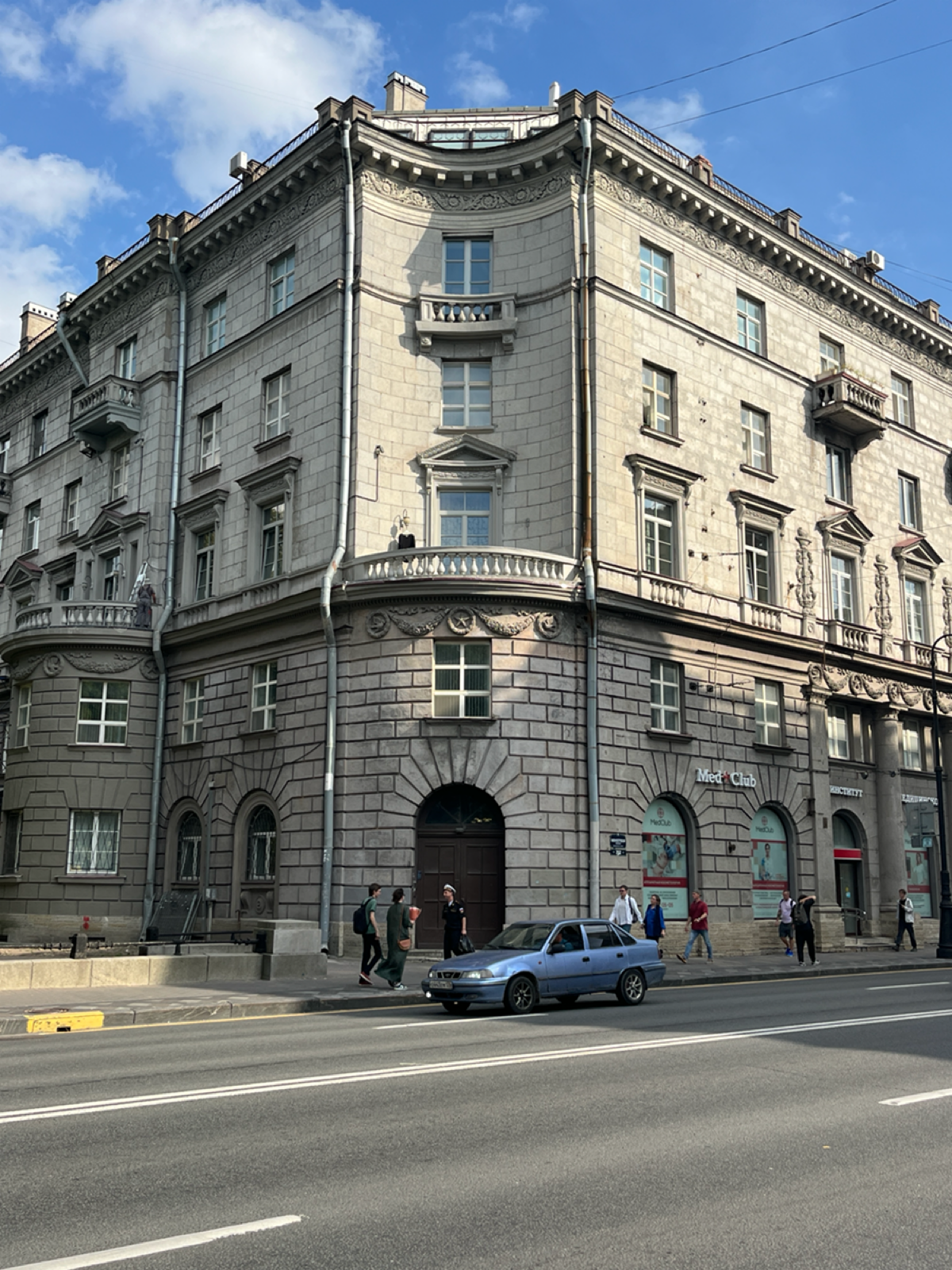 Балкон, он и в центре Питера балкон — функции должен выполнять | Сетка — социальная сеть от hh.ru