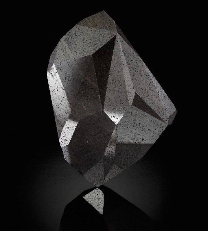 Самый крупный черный бриллиант💎в мире носит название «Энигма» и весит 555,55 карата.
Природный черный бриллиант такого размера — крайне редкое явление | Сетка — социальная сеть от hh.ru