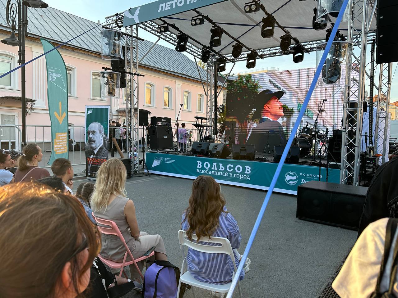 Всем привет! 👋
Итак, вчера начался кинопоказ в Ульяновске, а это значит, что пора поделиться работами, которые меня попросили подготовить для самого события на улице Федерации | Сетка — социальная сеть от hh.ru