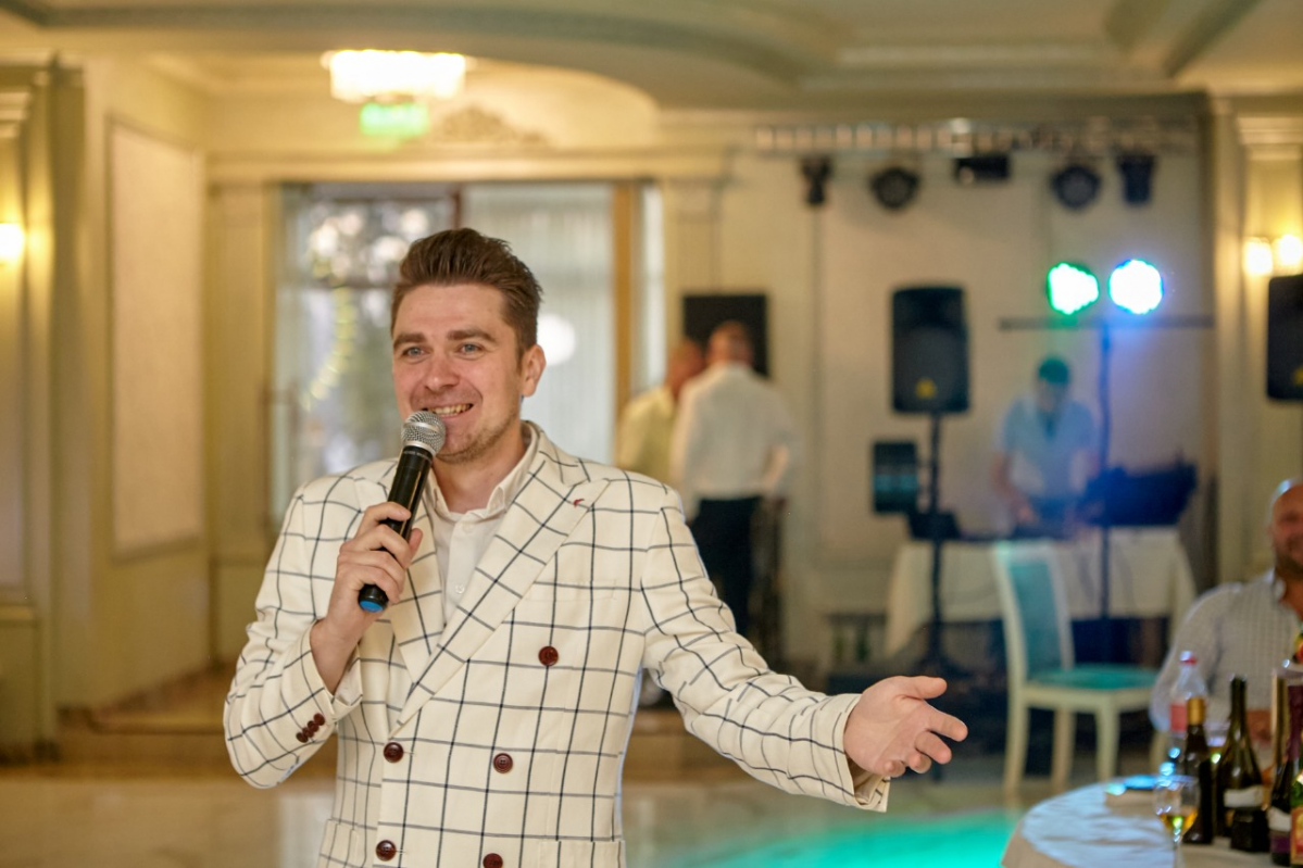 Доброго времени, на связи Максим Самсонов - ведущий мероприятий. 13 лет я провожу свадьбы, корпоративы, юбилеи, дни рождения, выпускные вечера, концерты, презентации, гендер-пати | Сетка — социальная сеть от hh.ru