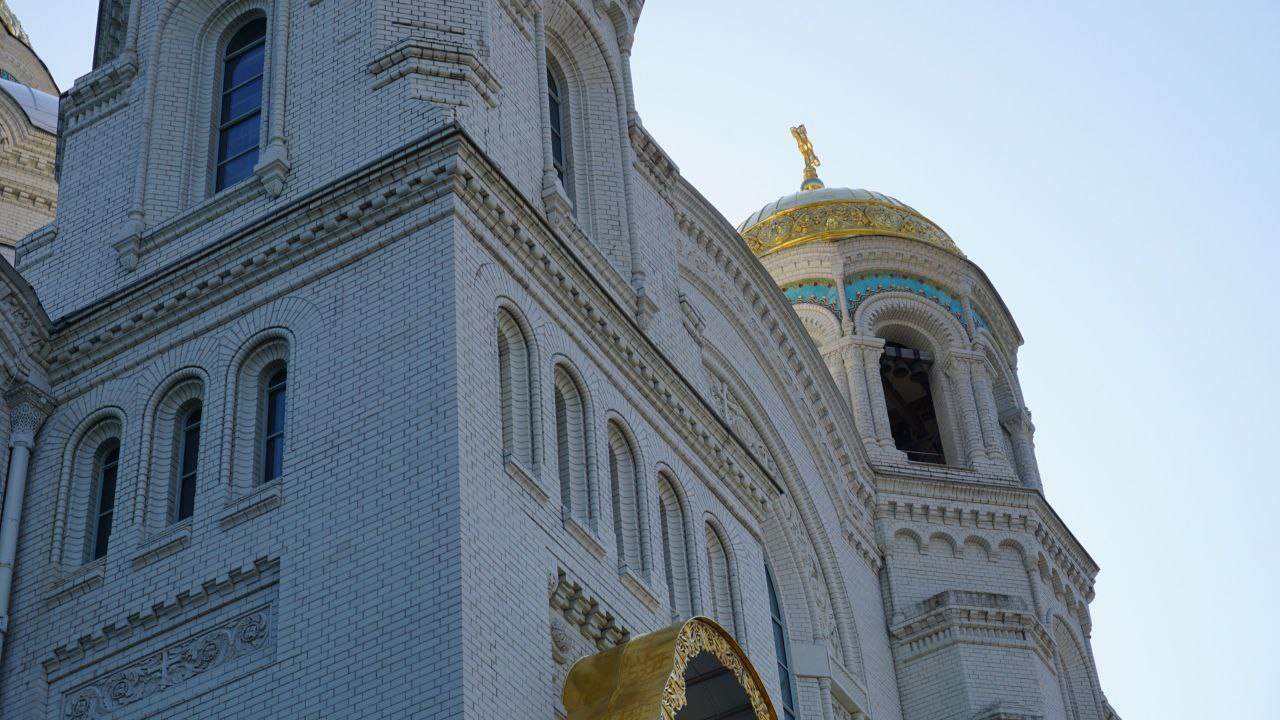 Поездка в  Кронштадт 🏝️
По пути к городку, я увидела остров расположенный по середине моря, в наушнике играет любимая музыка и я окунаюсь в фантазию, какого жить на этом острове в теплое время года? В... | Сетка — социальная сеть от hh.ru