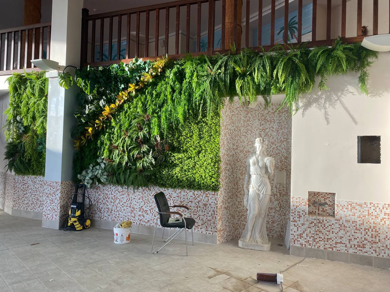 Создание фито стены в зоне бассейна 🌱🌿🪴
Фото в процессе создания, поставьте реакцию пожалуйста 🔥
Скоро отправим что получилось в конце 💫 | Сетка — социальная сеть от hh.ru