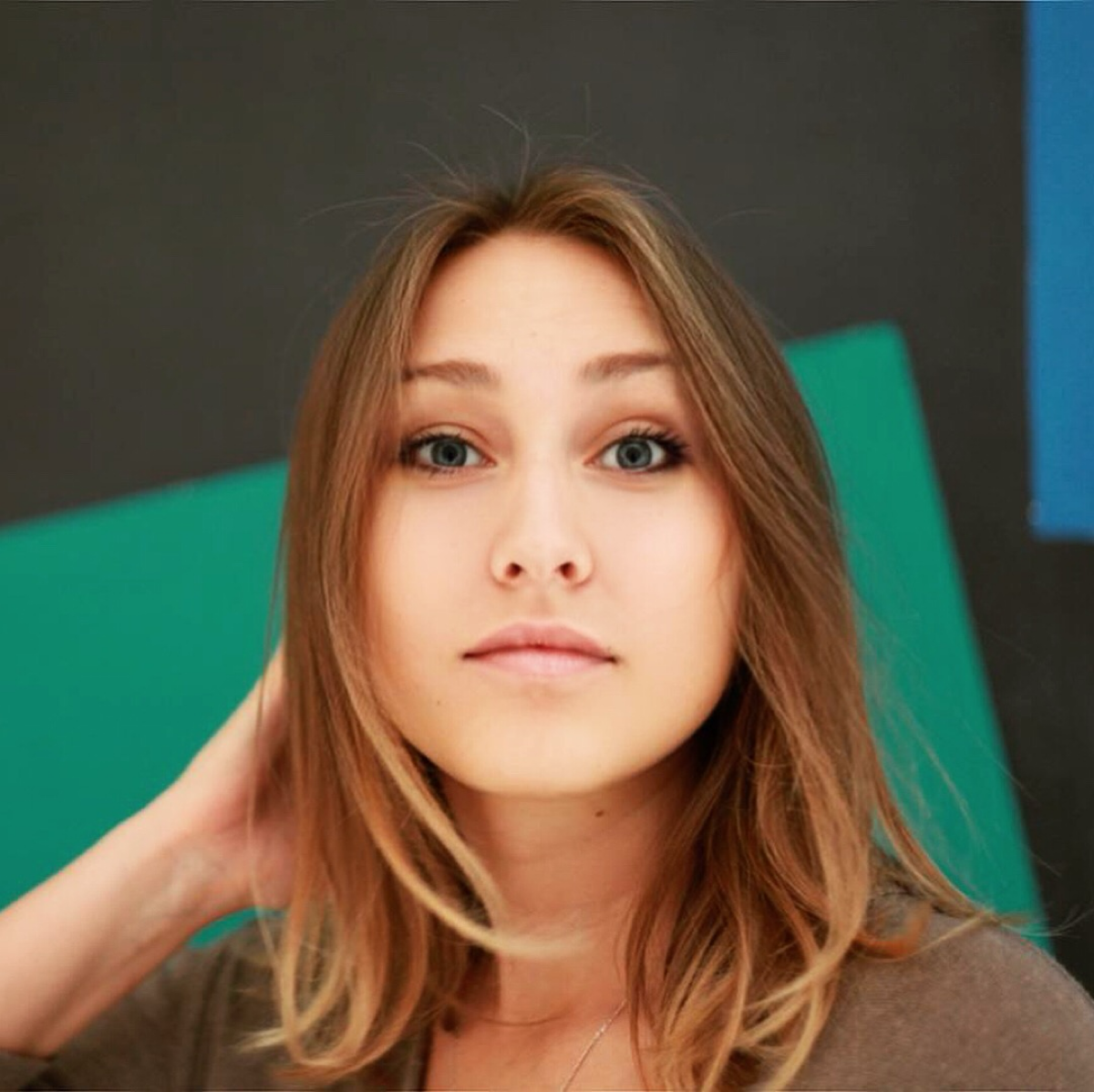 #постзнакомство
Всем привет! Меня зовут Альбина.
Создаю YouTube каналы для бизнеса, руковожу соцсетями. В основном занимаюсь вирусными видео всех возможных форматов | Сетка — социальная сеть от hh.ru