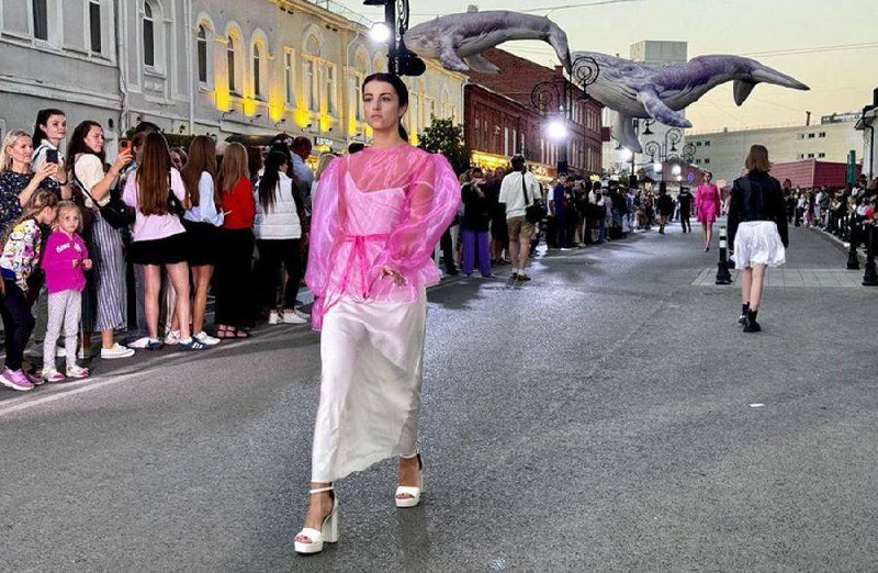 В Ульяновске прошел самый масштабный в Поволжье показ
Длина подиума Street Style Fashion Show «Мода на Федерации» составила один километр | Сетка — социальная сеть от hh.ru