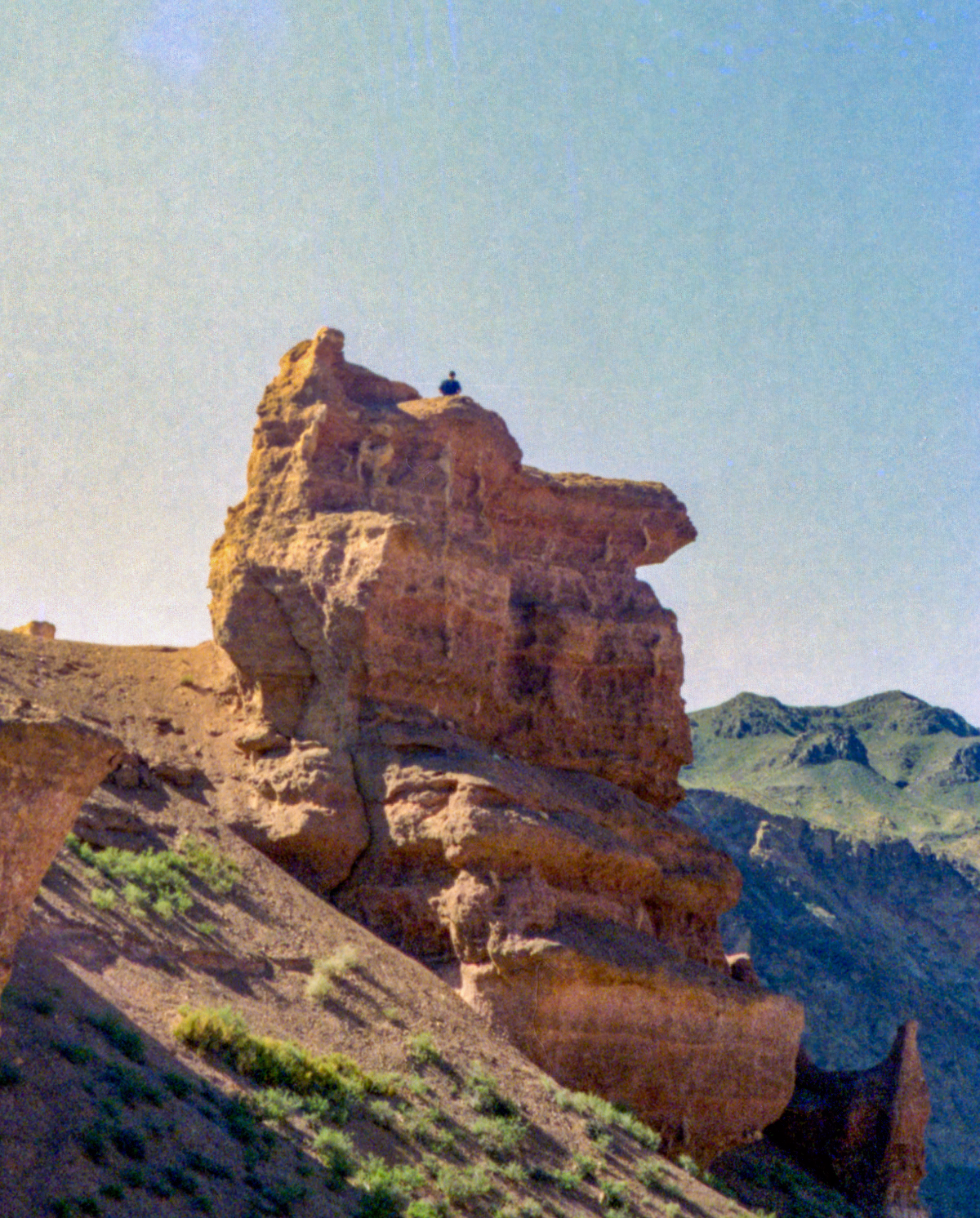 Март 2001 года. Плёнка "Kodak Color" 400 единиц. Камера "Зоркий-4". Район реки Чарын. Каньон "Долина замков". | Сетка — социальная сеть от hh.ru