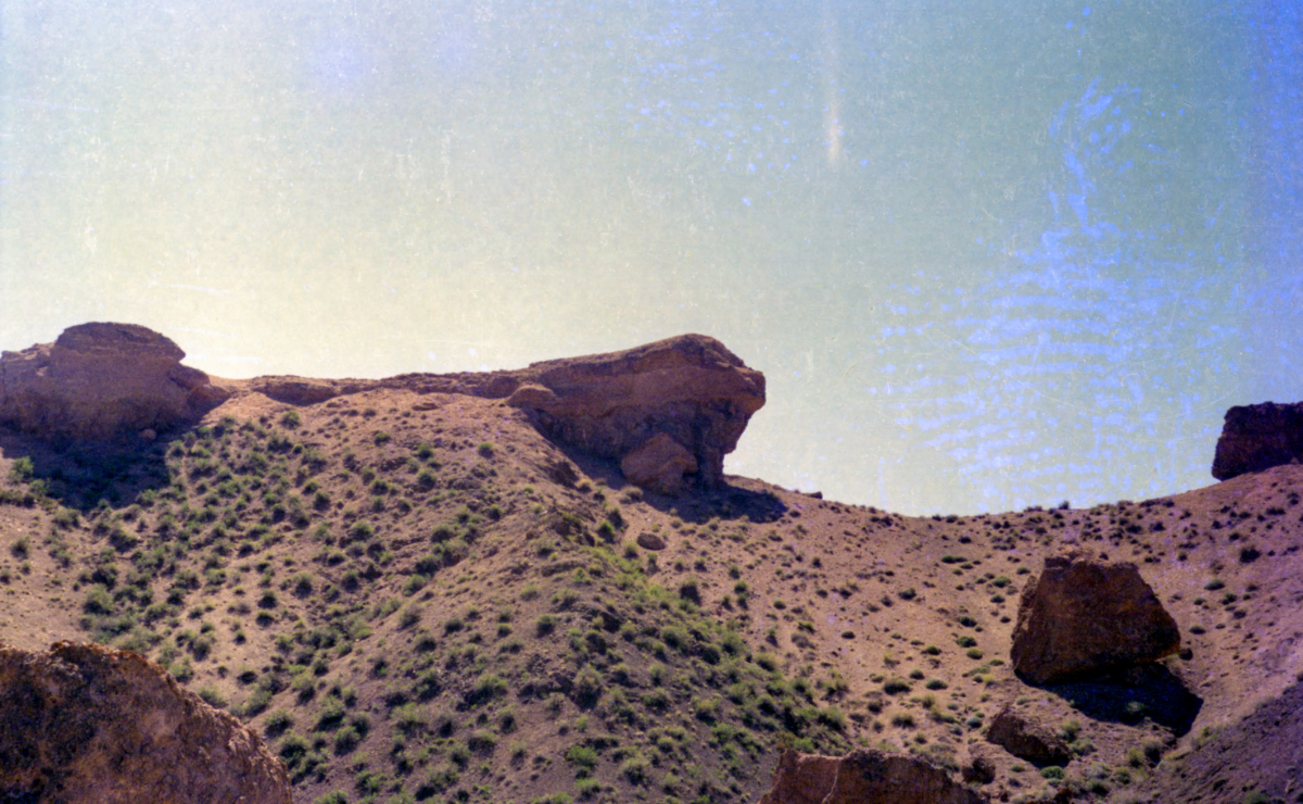 Март 2001 года. Плёнка "Kodak Color" 400 единиц. Камера "Зоркий-4". Район реки Чарын. Каньон "Долина замков". | Сетка — социальная сеть от hh.ru