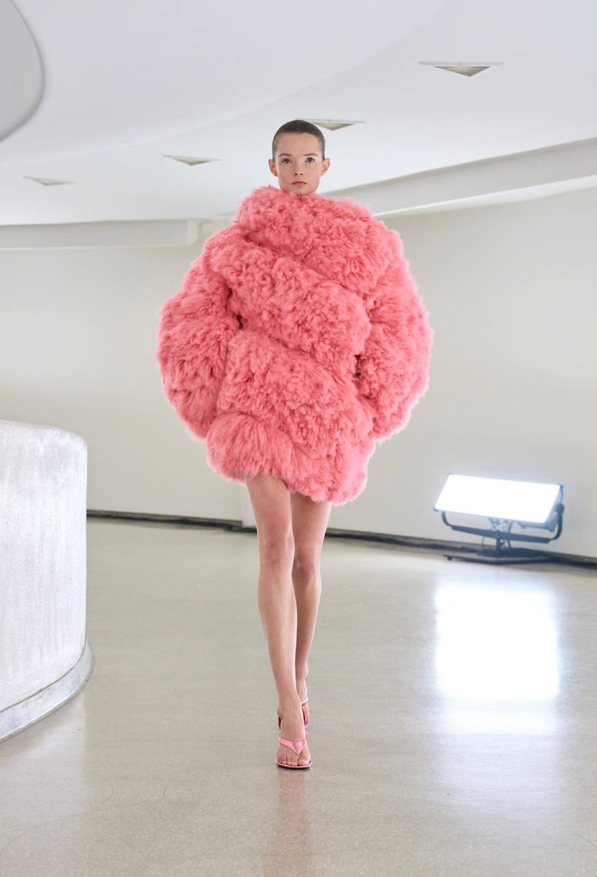 Словно экспонаты: новая коллекция Alaïa весна-лето 2025
Как и всегда, в своей коллекции Питер Мюлье сделал ставку на форму и фактуру | Сетка — социальная сеть от hh.ru