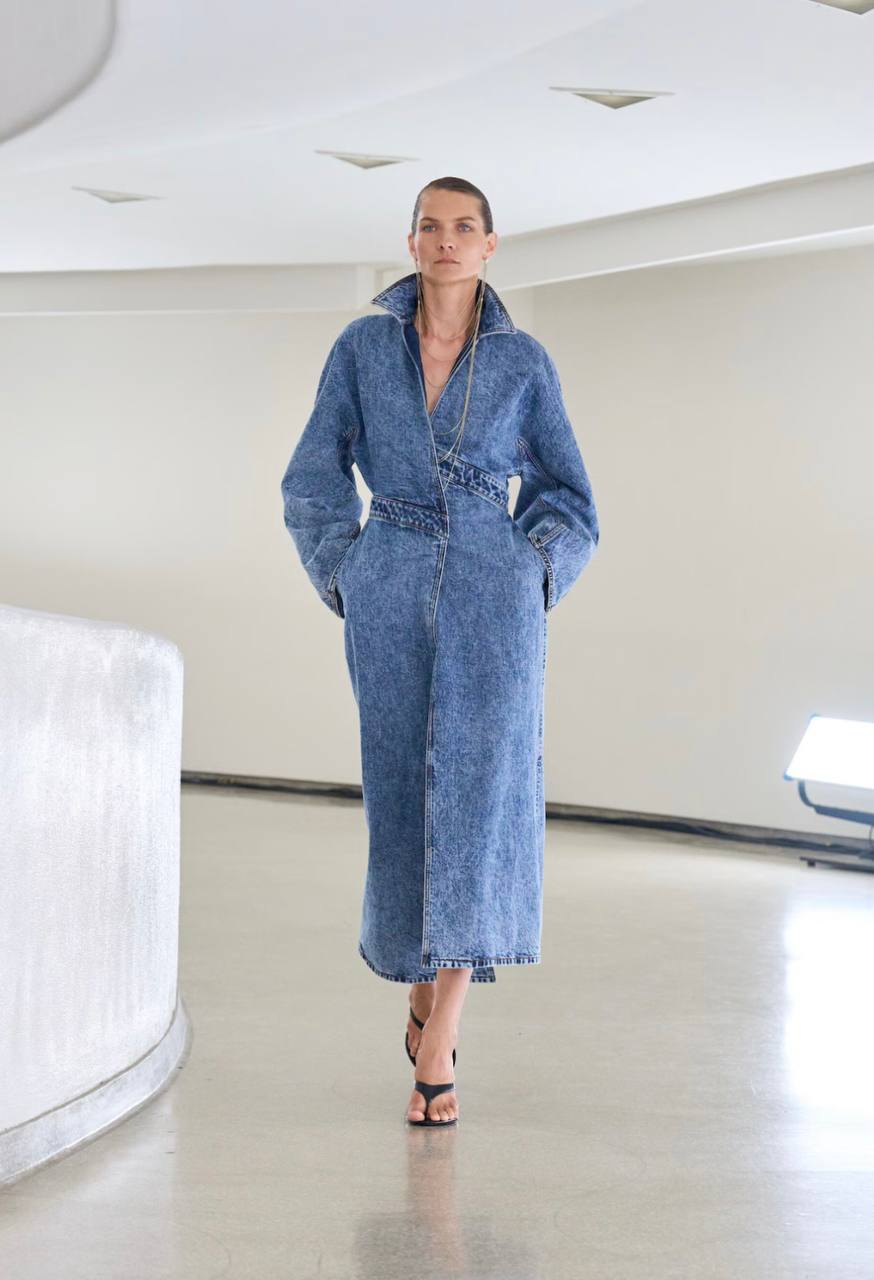 Словно экспонаты: новая коллекция Alaïa весна-лето 2025
Как и всегда, в своей коллекции Питер Мюлье сделал ставку на форму и фактуру | Сетка — социальная сеть от hh.ru