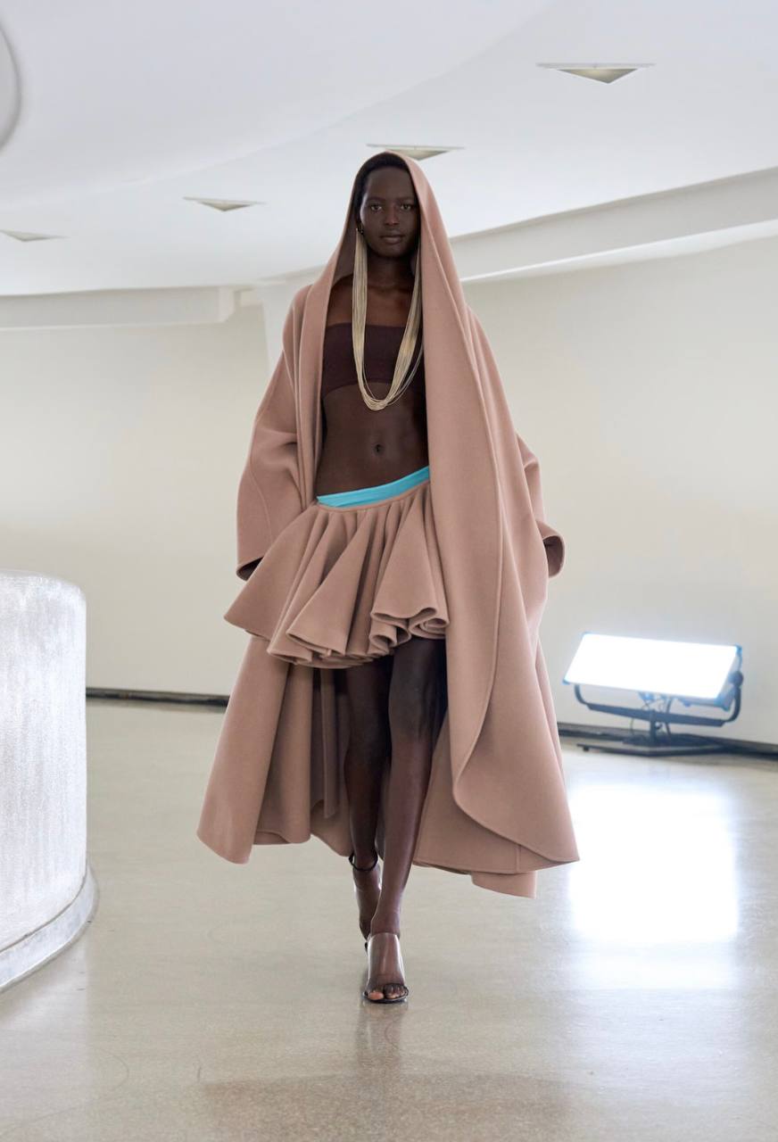 Словно экспонаты: новая коллекция Alaïa весна-лето 2025
Как и всегда, в своей коллекции Питер Мюлье сделал ставку на форму и фактуру | Сетка — социальная сеть от hh.ru