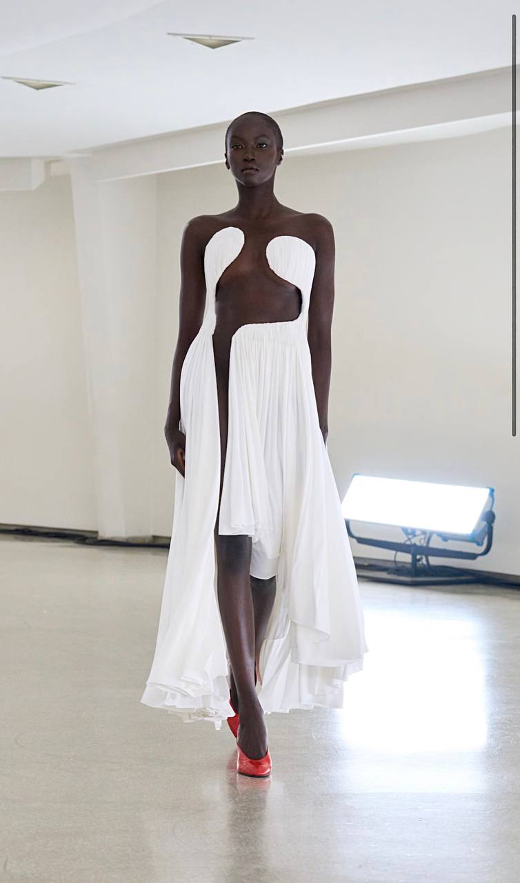 Словно экспонаты: новая коллекция Alaïa весна-лето 2025
Как и всегда, в своей коллекции Питер Мюлье сделал ставку на форму и фактуру | Сетка — социальная сеть от hh.ru