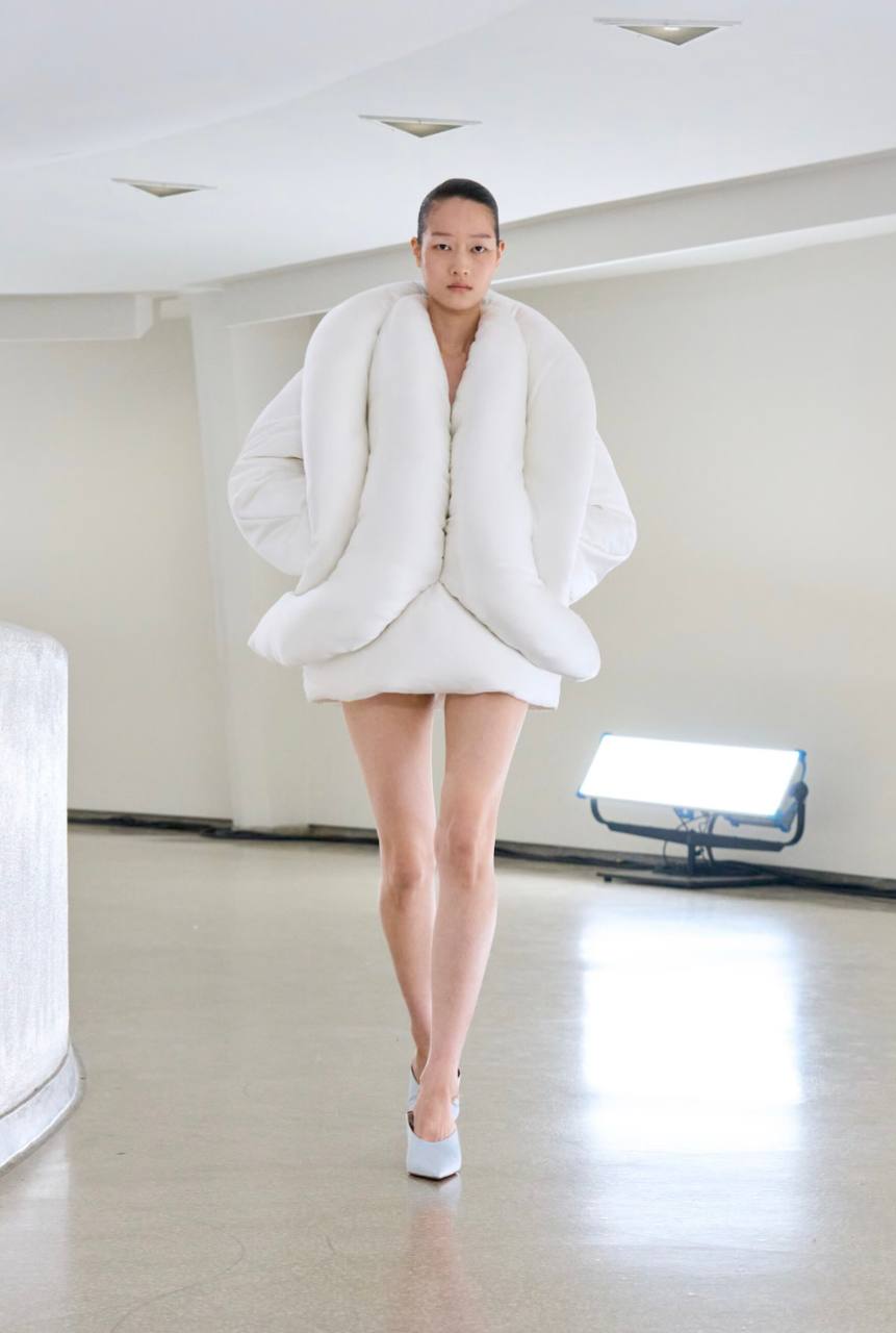 Словно экспонаты: новая коллекция Alaïa весна-лето 2025
Как и всегда, в своей коллекции Питер Мюлье сделал ставку на форму и фактуру | Сетка — социальная сеть от hh.ru