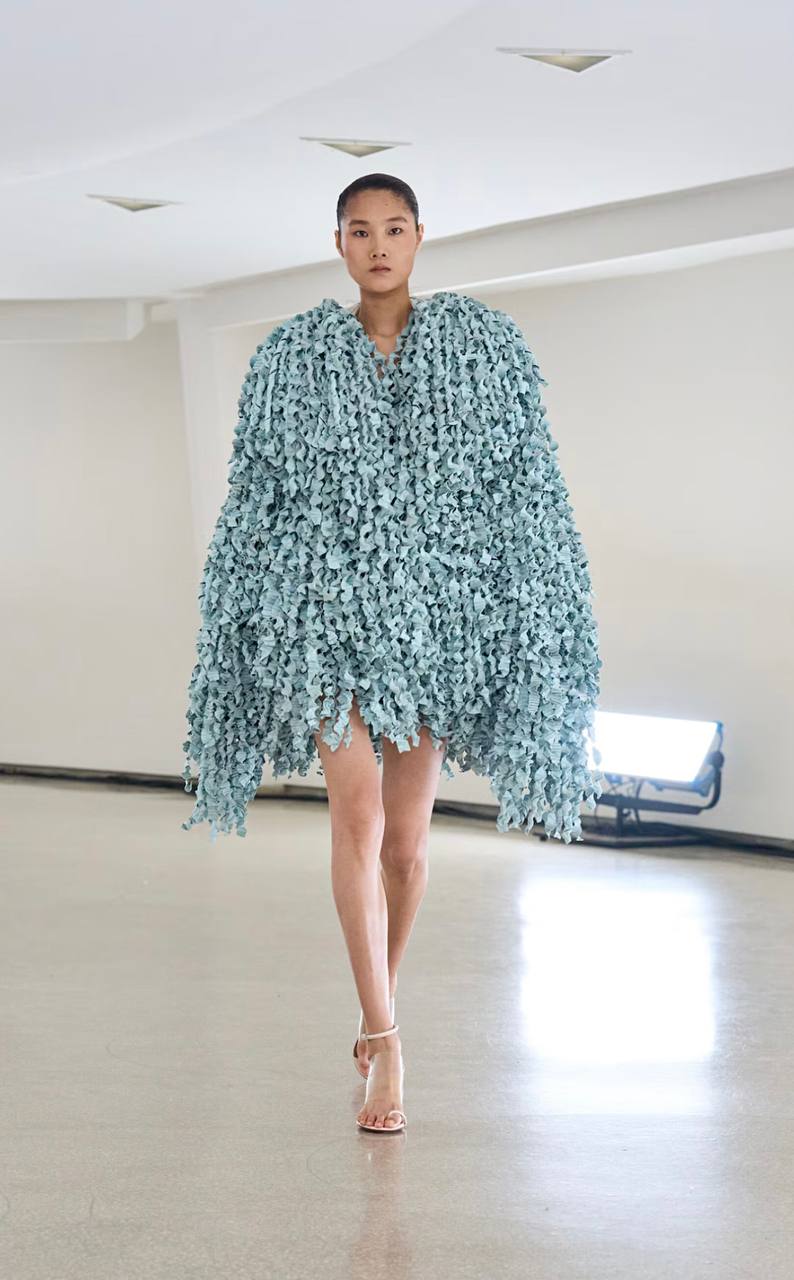 Словно экспонаты: новая коллекция Alaïa весна-лето 2025
Как и всегда, в своей коллекции Питер Мюлье сделал ставку на форму и фактуру | Сетка — социальная сеть от hh.ru