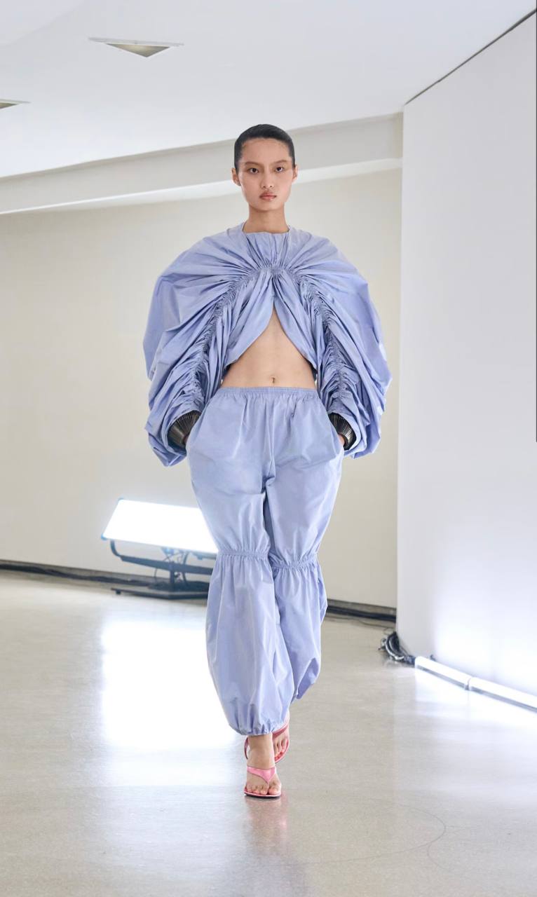 Словно экспонаты: новая коллекция Alaïa весна-лето 2025
Как и всегда, в своей коллекции Питер Мюлье сделал ставку на форму и фактуру | Сетка — социальная сеть от hh.ru