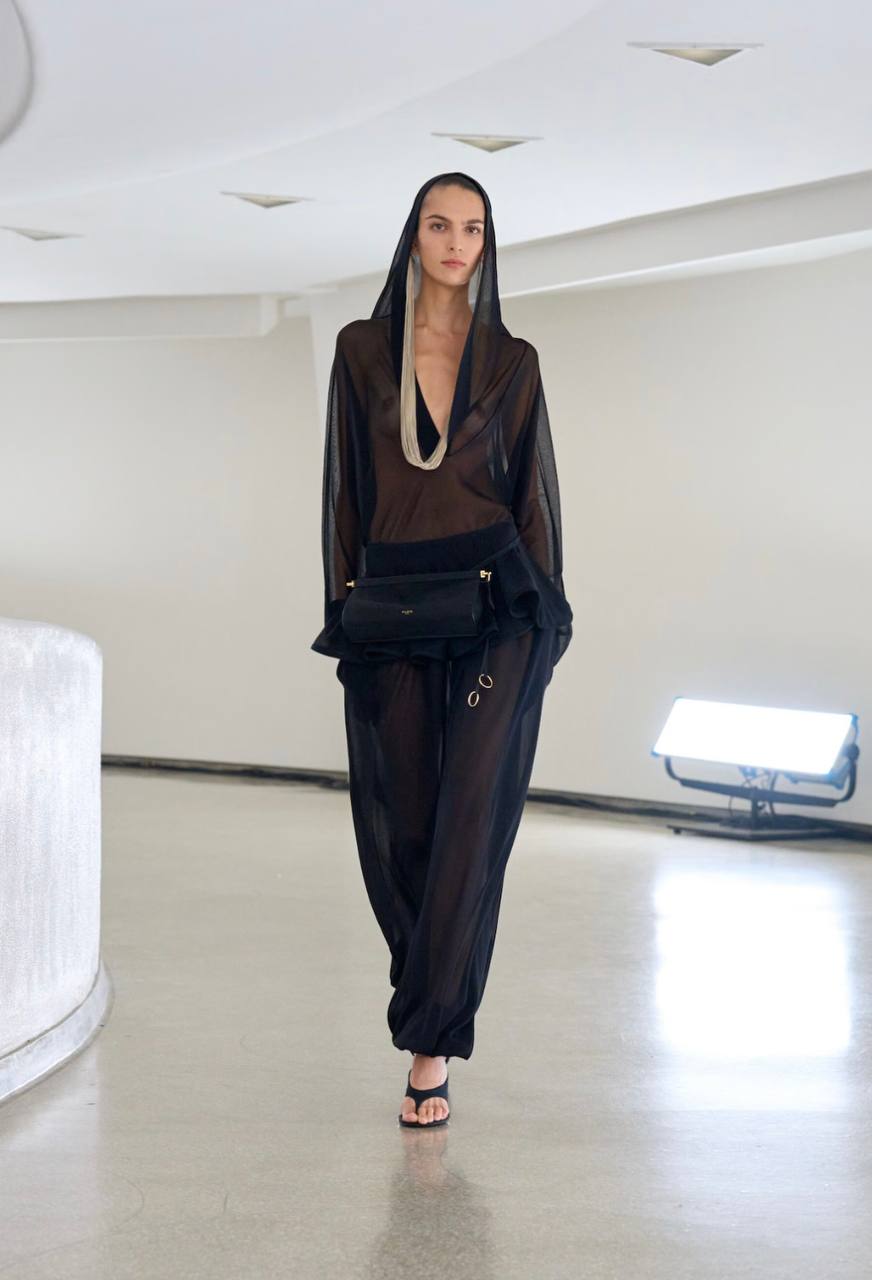 Словно экспонаты: новая коллекция Alaïa весна-лето 2025
Как и всегда, в своей коллекции Питер Мюлье сделал ставку на форму и фактуру | Сетка — социальная сеть от hh.ru