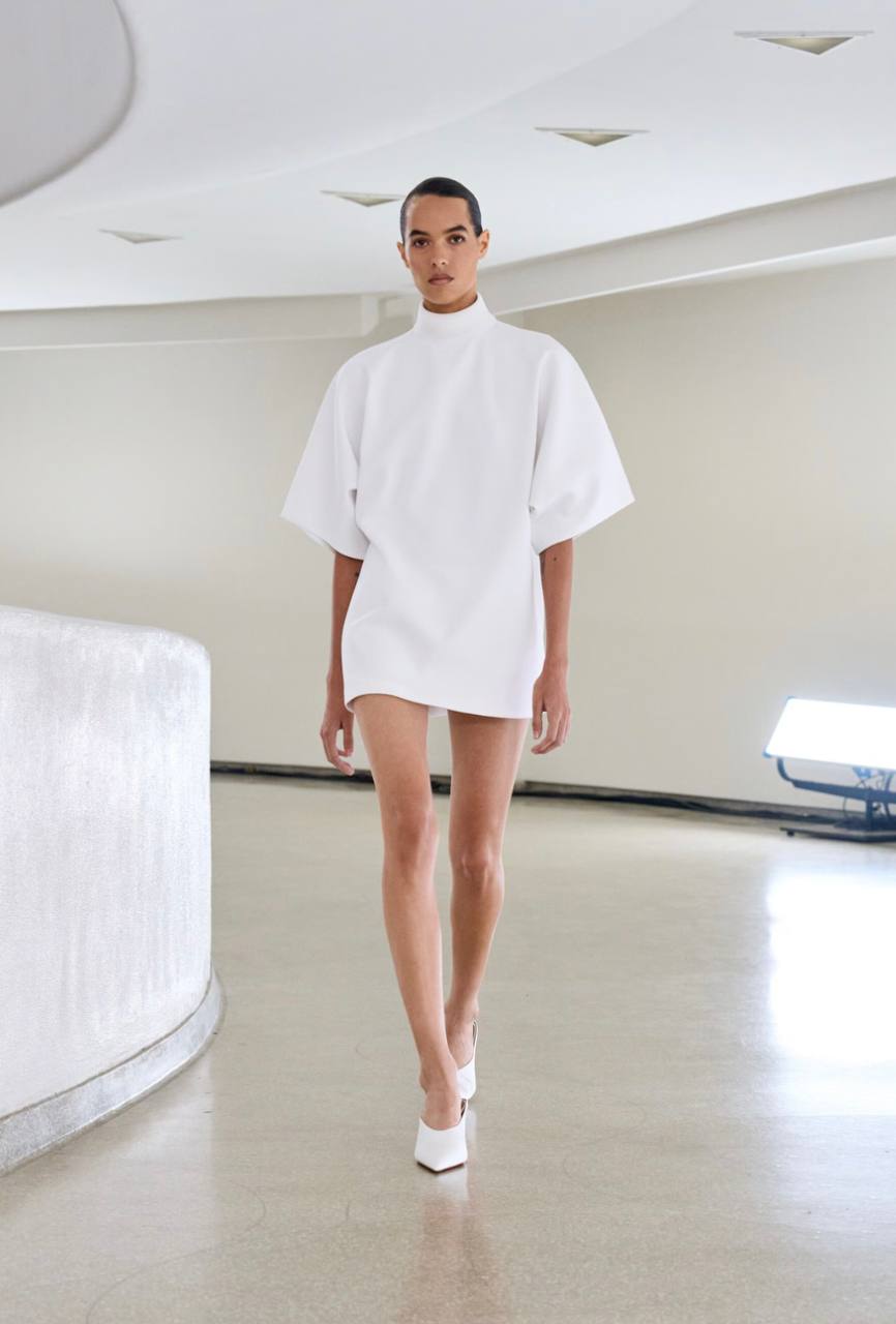 Словно экспонаты: новая коллекция Alaïa весна-лето 2025
Как и всегда, в своей коллекции Питер Мюлье сделал ставку на форму и фактуру | Сетка — социальная сеть от hh.ru