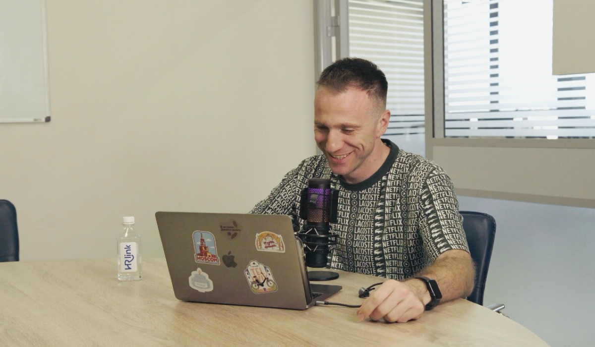 Вы заметили, как кофе из "просто напитка" превратился в главный атрибут массовой культуры? На любой оживлённой улице обязательно найдётся человек с картонным стаканчиком, который мчится по делам) И за... | Сетка — социальная сеть от hh.ru