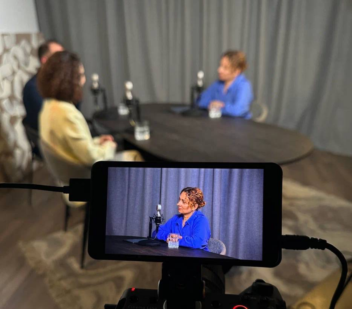 Вы заметили, как кофе из "просто напитка" превратился в главный атрибут массовой культуры? На любой оживлённой улице обязательно найдётся человек с картонным стаканчиком, который мчится по делам) И за... | Сетка — социальная сеть от hh.ru