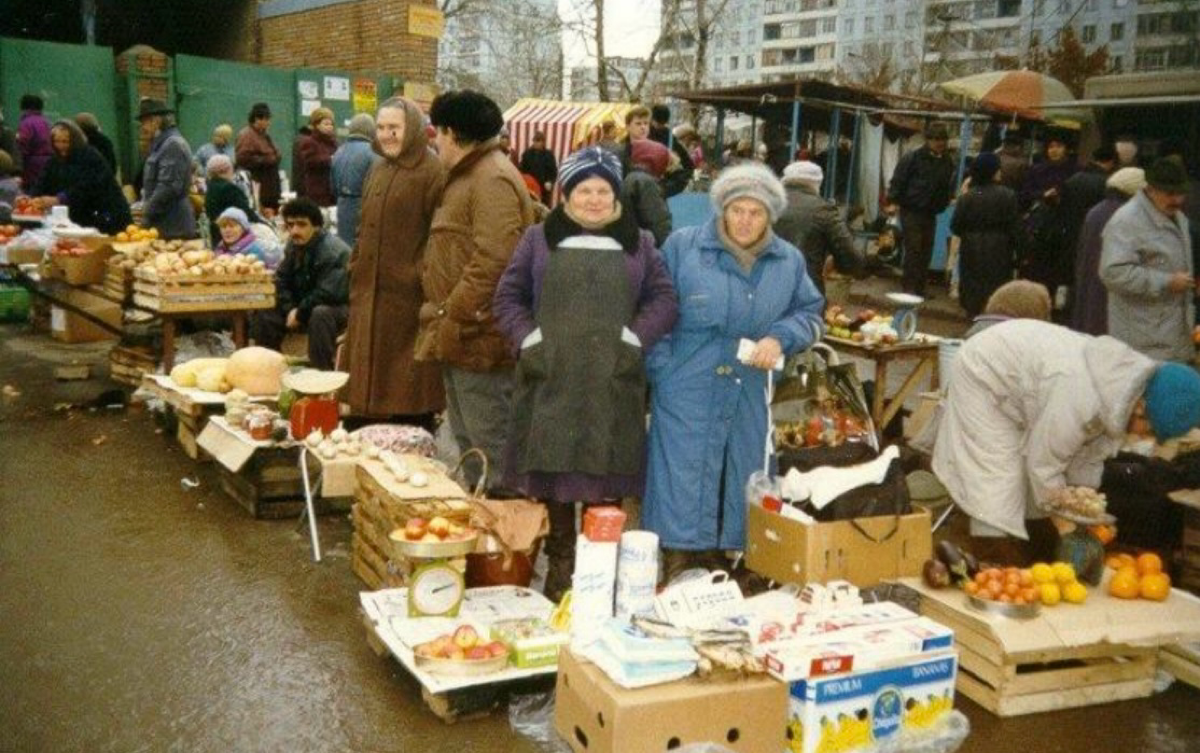 Как я пришла в продажи! В далеком 89 году я будучи совсем ребенком увидела в подъезде нашего дома классные детские осенние туфли, взяла их и пошла на рынок, рядом с бабулями встала и продала их, помню... | Сетка — социальная сеть от hh.ru