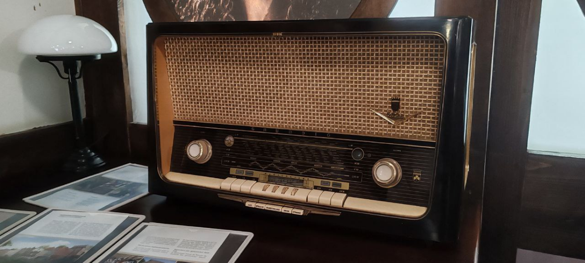 Вот такого красавца Grundig Konzertgerät 4097 обнаружил в холле Германия в парке-музее Этномир, само существование и функционирование которого в наши времена - невероятная смелость | Сетка — социальная сеть от hh.ru